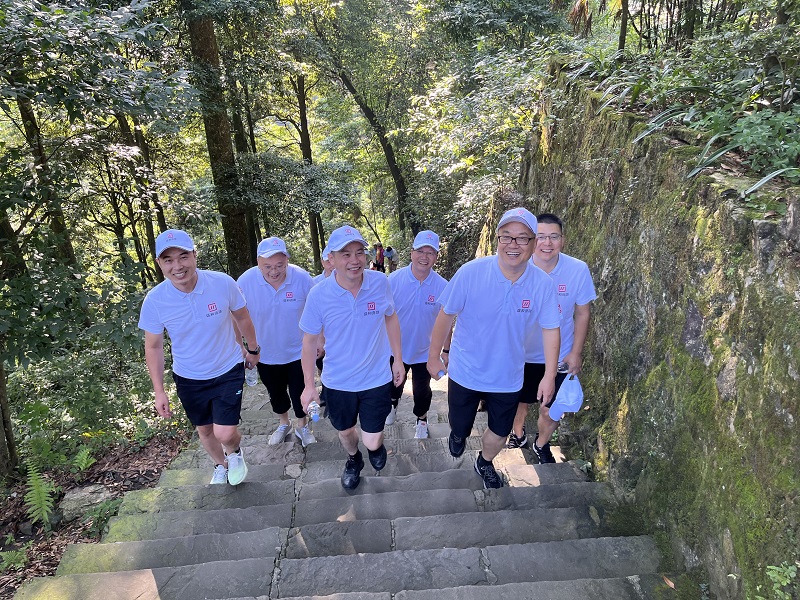 “团结协作，勇攀高峰”登山团建活动圆满结束（爬山）